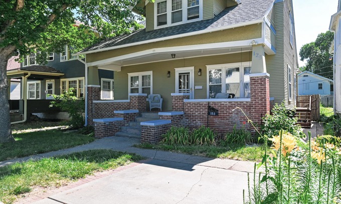 Midtown Casa | Midtown Manor: Full Kitchen + A/C + Backyard + Washer & Dryer