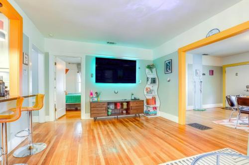 New Era Park Casa | Midtown Oasis w BBQ Deck Games and Artistic Vibes