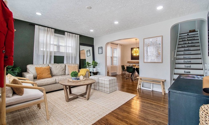Midtown Casa | Midtown Stay: King Bed I FirePit I Yard I 5 min CHI Arena I CWS I Creighton