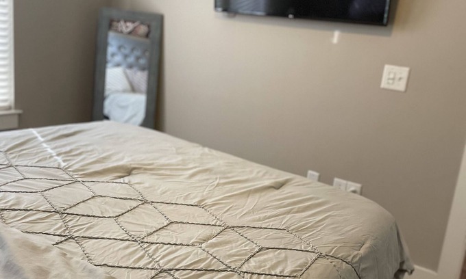 Lindridge-Martin Manor Apartamento | Midtown Unit w Free Parking