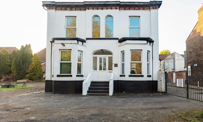 Salford Villa | Midwood Lodge
