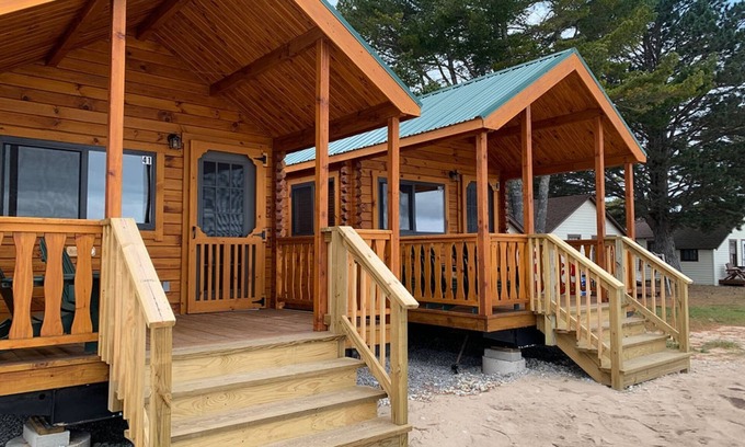 Mackinaw City Cabina | Mighty Mac Bridgeview Cabin 1