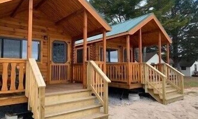 Mackinaw City Cabina | Mighty Mac Bridgeview Cabin 4