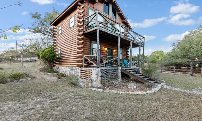 Fredericksburg Cabina | Mighty Oak Log Cabin - Authentic log cabin - Short drive to downtown