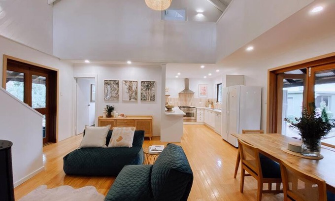 Eagle Bay Casa | Mika · Cabin with fireplace, walk to the beach