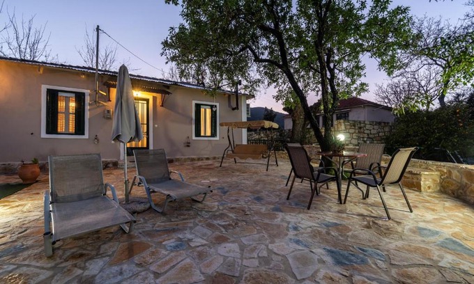 Fiolitis Casa | Mika's Valley View House