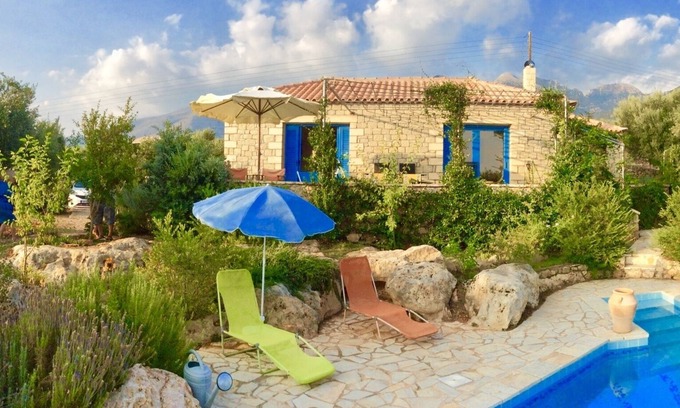 Kardamyli Villa | Mikros Pyrgos: villa bellamente ubicada con piscina privada y fabulosas vistas al mar