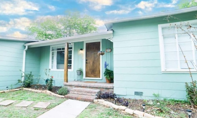 Alamo Heights Casa | Mil TDY Per Diem Match! Entire House; Pet-Friendly