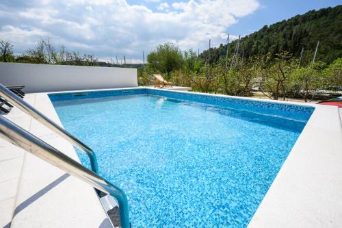 Skradin Apartamento | Mila and Jurija Formenti 2 apartments in heart of nautic marina, with heated swimming pool, bikes, Sup, kajak
