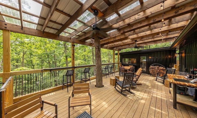 Springfield Cabina | Milam Ridge: Modern Cabin Escape. Hot Tub, Covered Deck, Fire Pit