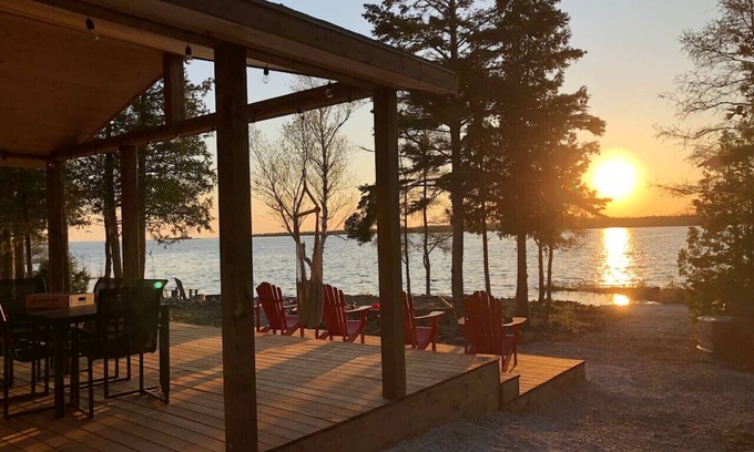 Tobermory Cabina | Miles Away Cabin Sunsets and S’mores (Lake Huron)