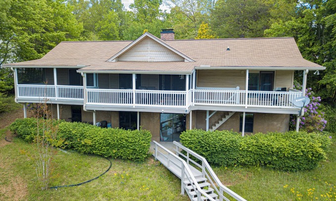 Blairsville Casa | Miles Away Lakehouse- 3/2 with lake frontage, boat dock, newly renovated kitchen