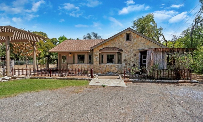 Dripping Springs Cabaña | Milk Bath Springs | Pet-Friendly Historic Downtown Cottage