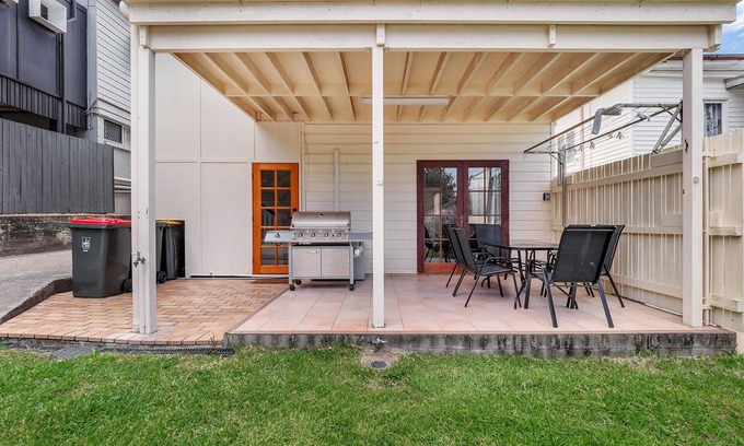 Paddington Casa | Milkins Apartment Paddington with Off St Parking