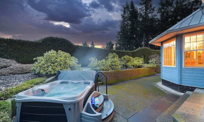 Mill Bay Casa | Mill Bay Manor - 3 Bedroom Cowichan Valley Garden Retreat with Hot Tub
