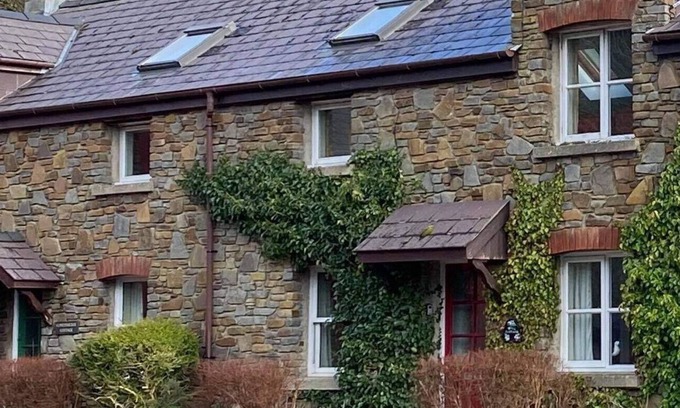 Solva Cabaña | Mill Cottage Solva, with parking.