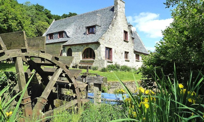 Landeleau Casa | Mill in Brittany by River Aulne with Kayaks