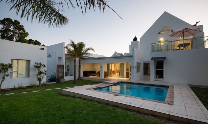 Summerstrand Casa | Millard Crescent Guest House
