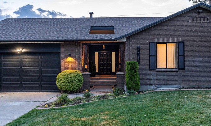Olympus Cove Casa | Millcreek Villa: Scenic Fun & Games Getaway! 5 Bedroom Home by RedAwning