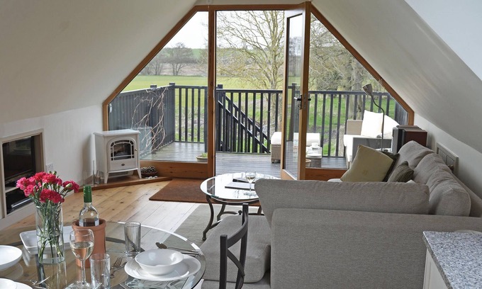 Erpingham Casa | Desde £ 42 pppn. Capacidad para dos personas en un loft de lujo con living comedor con impresionantes vistas al campo