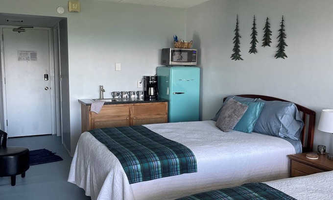 Weirs Beach Condominio | Million Dollar View of Lake Winni w/Kitchenette, Balcony. Flexible check in/out