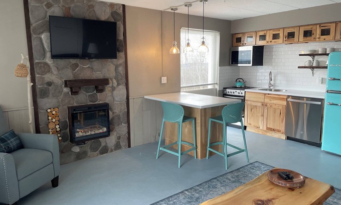 Weirs Beach Condominio | Million Dollar View of Lake Winnipesaukee! Private balcony Flexible check in/out
