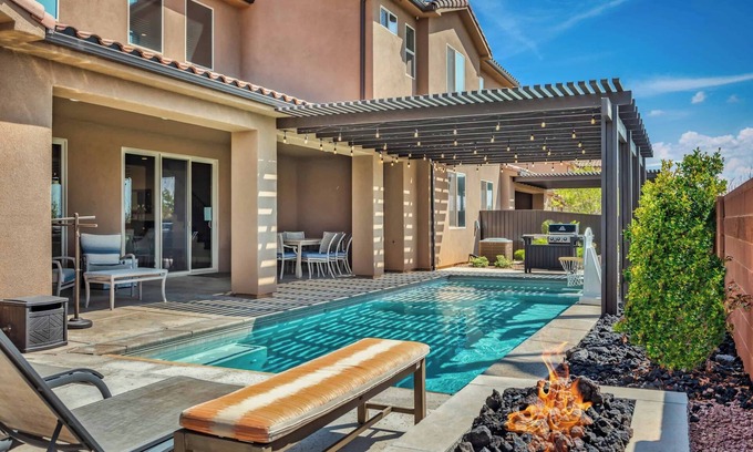 Santa Clara Casa | Million Dollar View: Private Pool, Paradise Village, Theater, 6 Master Suites!