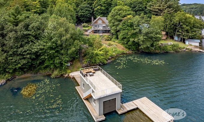Windermere Cabaña | Million Dollar Views! 4bdrm 3bath Cottage on 3 Mile Lake-Hot Tub! Rooftop Deck!
