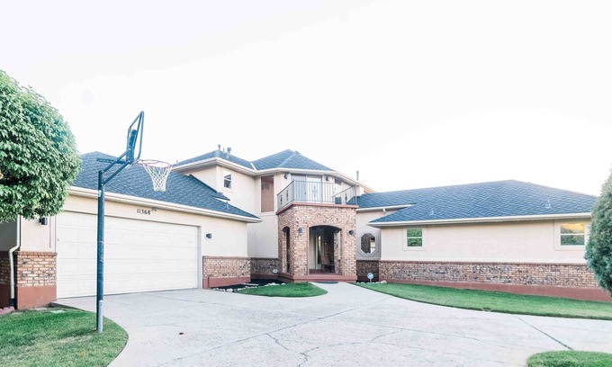 Sandy Casa | Million dollar views of the mountains! Million dollar views of a city scape!