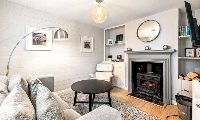 Henley Casa | Mills Cottage - Sleeps 4