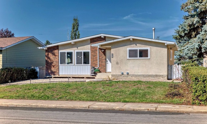 Southeast Edmonton Casa | Millwoods | Sleeps 8 | Newly Renovated | AC | Near South Edmonton Common