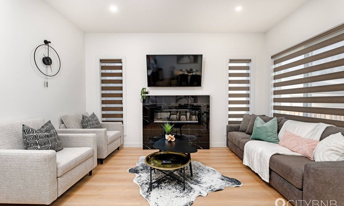 Southeast Edmonton Casa | Millwoods - Sleeps 8 - Near Grey Nuns Hospital
