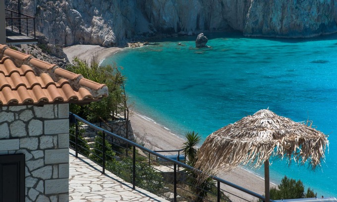 Agios Nikitas Villa | Milos Bay Villas- Villa de lujo frente al mar con PISCINA PRIVADA Y JACUZZI AL AIRE LIBRE