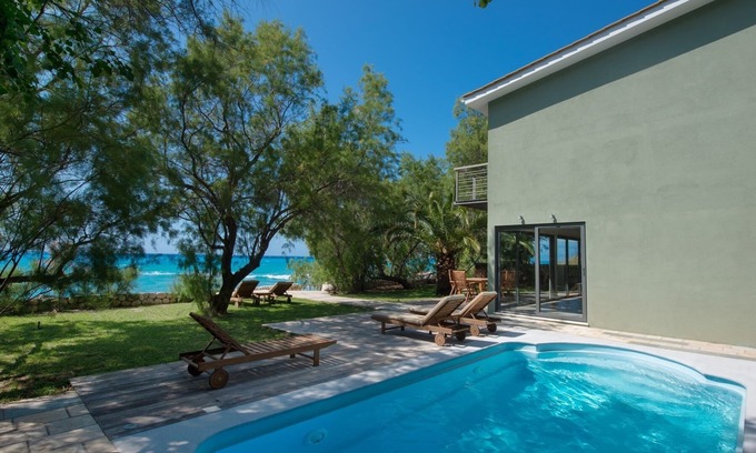 Agios Nikitas Villa | MILOS BAY VILLAS- ¡VILLA DE LUJO PRIVADA EN LA PLAYA!