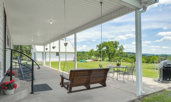 Rutherford County Casa | 'Milton Valley Stay' w/ Valley View & Porch Swing!