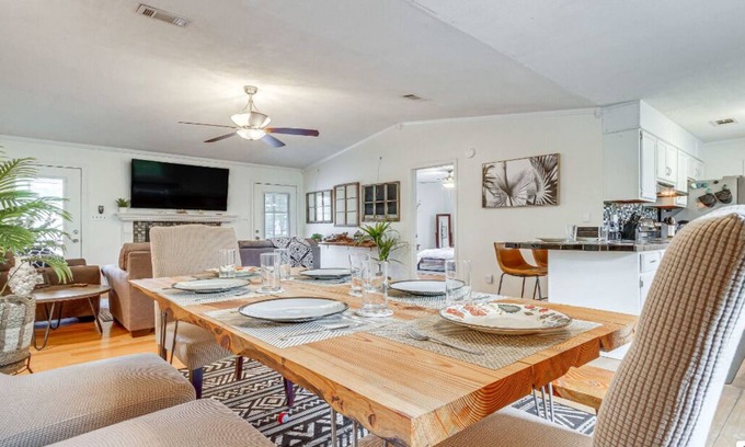 Florida Panhandle Casa | Milton Waterfront Home w/ Dock & Outdoor Kitchen!