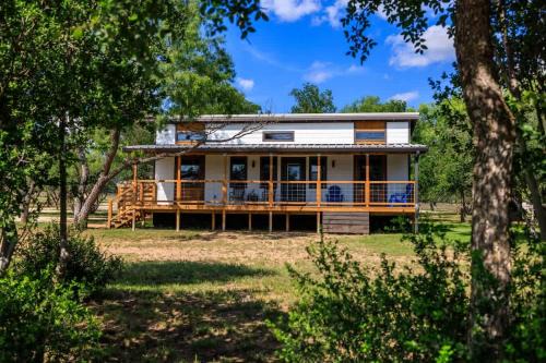 Fredericksburg Casa | Mimosa Waterfront with Hot Tub