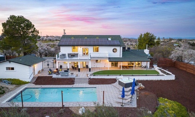 Paso Robles Villa | Min to Downtown, 7 BR/6 BA Estate-Pool & Hot Tub