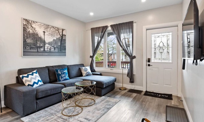 Bridgeview Casa | Min to DT/USA - Luxurious House - 4bed-2bath