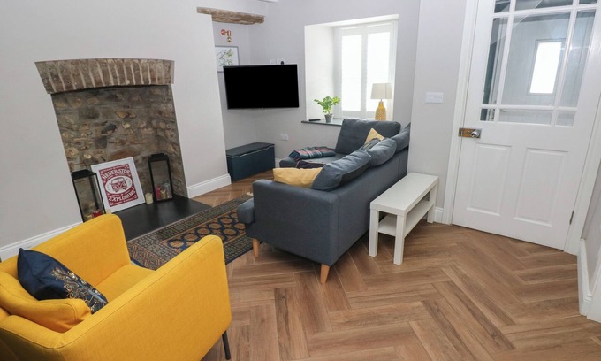 Dinas Cross Cabaña | MIN-Y-FFORDD, pet friendly, with a garden in Dinas Cross