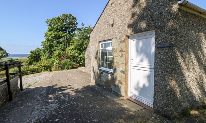 Llanystumdwy Cabaña | MIN Y MOR, pet friendly, with a garden in Criccieth
