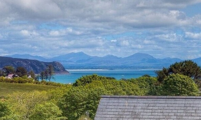 Abersoch Cabaña | MIN Y NANT, pet friendly, country holiday cottage in Abersoch
