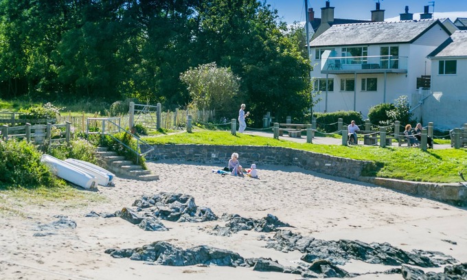 Cemaes Bay Cabaña | Min y Wygyr - on the beach, sleeps 8 guests in 4 bedrooms
