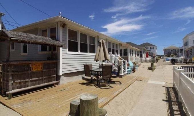 Point Pleasant Beach Cabaña | MIN8 | 3BR Beach Cottage Set in the Sand on private walk-up lane! by Shore Points Vacations