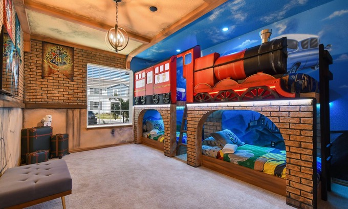 Wellington Casa | Star Wars Loft, Pool & Alice’s Wonderland Room