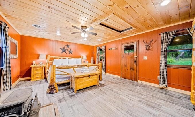 Olmstedville Casa | Minerva's Log Cabin Gem