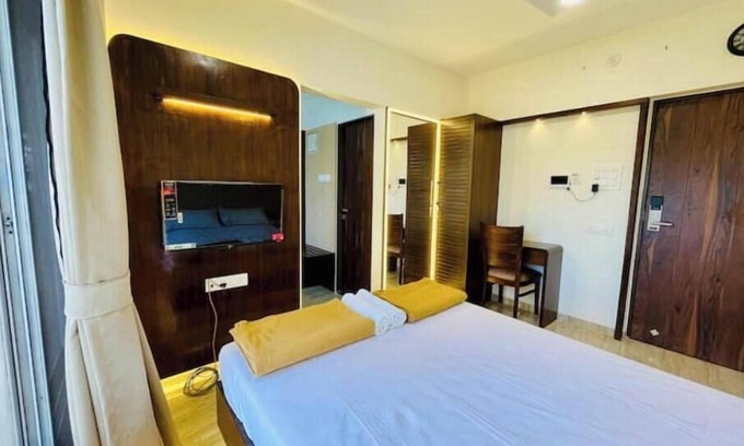 Kandivali East Apartamento | Mini Apartment with Kitchenette at Malad West