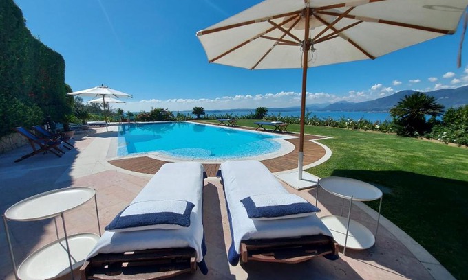 Frader Casa | MINI DI LUSSO CON PISCINA