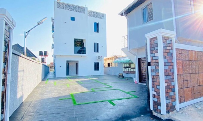 Alimosho Apartamento | Mini Flat with Starlink Internet & Pool
