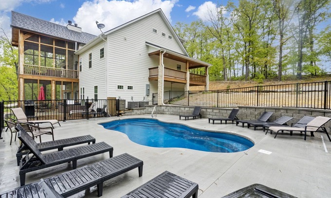 Ridgedale Casa | Nueva granja moderna se encuentra en 8 acres de tierra en las montañas Ozark cerca de Big Cedar Lodge
